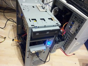 Zwei geöffnete PCs mit provisorsch angeschlossenen Festplatten zwecks Datenrettung.